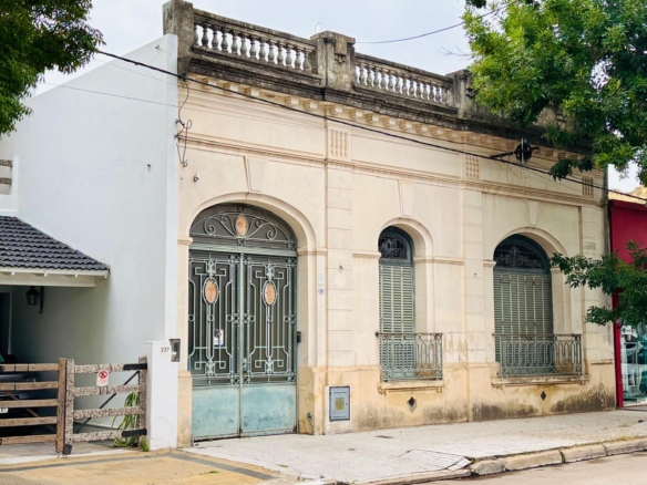 Casa en Venta en Lobos Centro (3 Dorm – 450 m²)