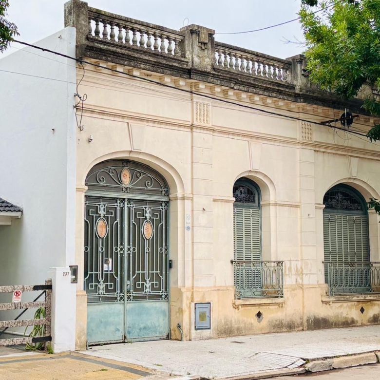 Casa ANTIGUA en Venta en el CENTRO DE LOBOS.