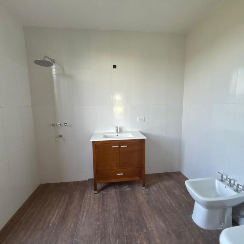 Casa a Estrenar en Venta en Club de Campo La Federala, Lobos (3 Dorm – 1200 m²)