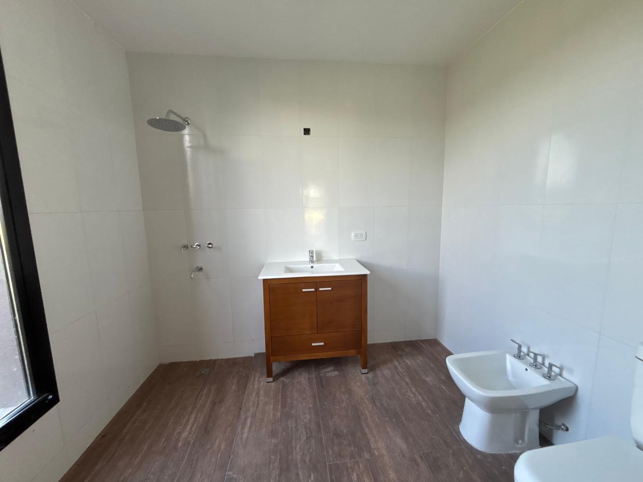 Casa a Estrenar en Venta en Club de Campo La Federala, Lobos (3 Dorm – 1200 m²)