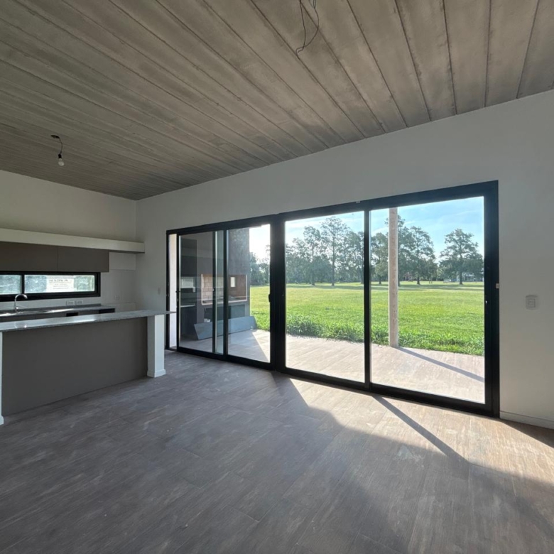Casa a Estrenar en Venta en Club de Campo La Federala, Lobos (3 Dorm – 1200 m²)