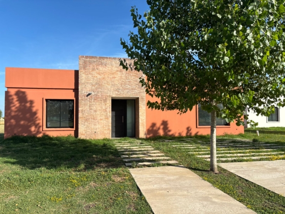 Casa a Estrenar en Venta en Club de Campo La Federala, Lobos (3 Dorm – 1200 m²)
