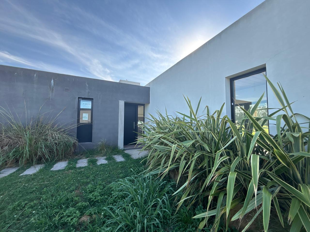 Casa a Estrenar en Venta en Club de Campo La Federala, Lobos (3 Dorm – 1200 m²)