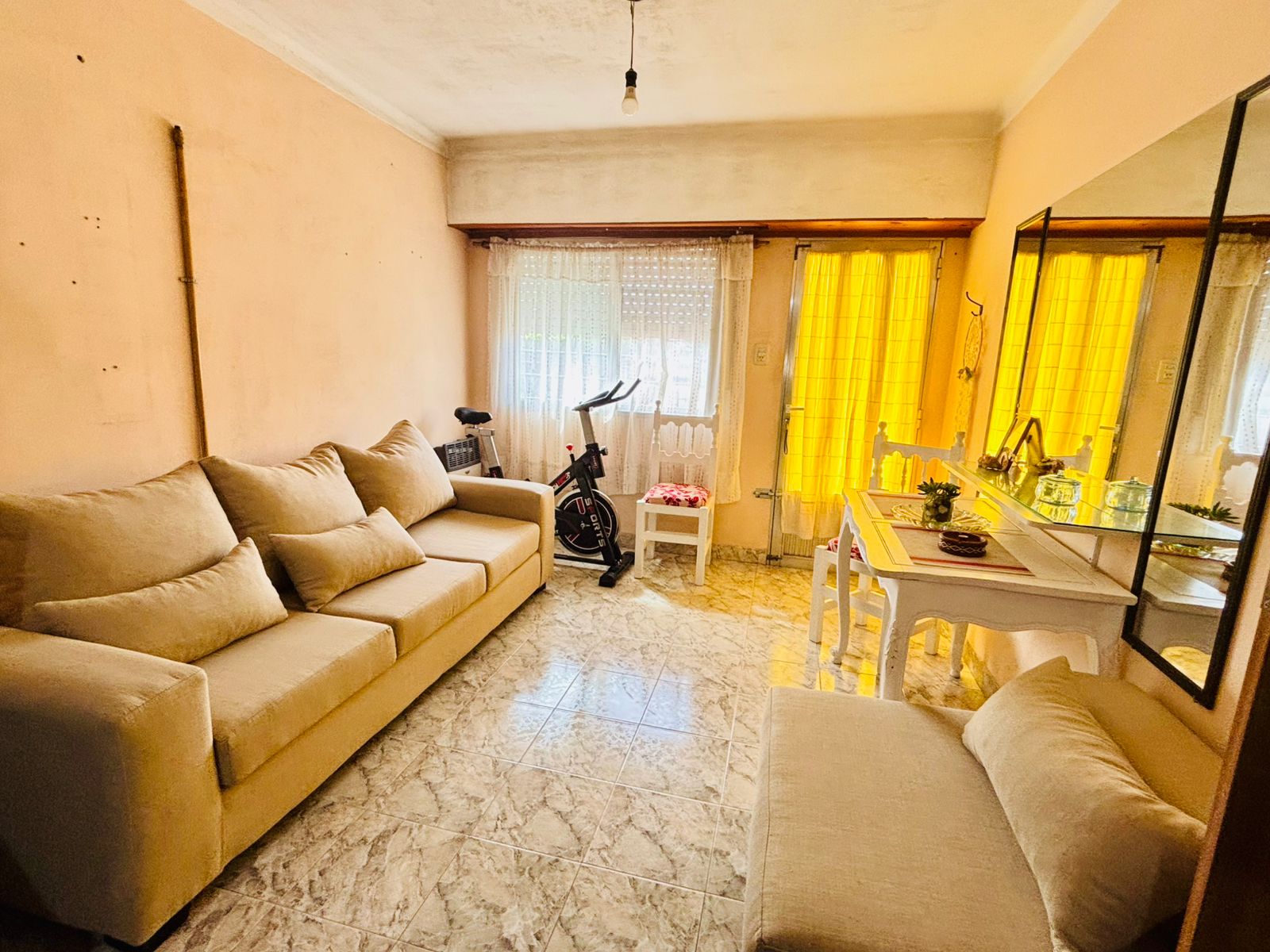 Venta de casa en LOBOS con 2 dormitorios.