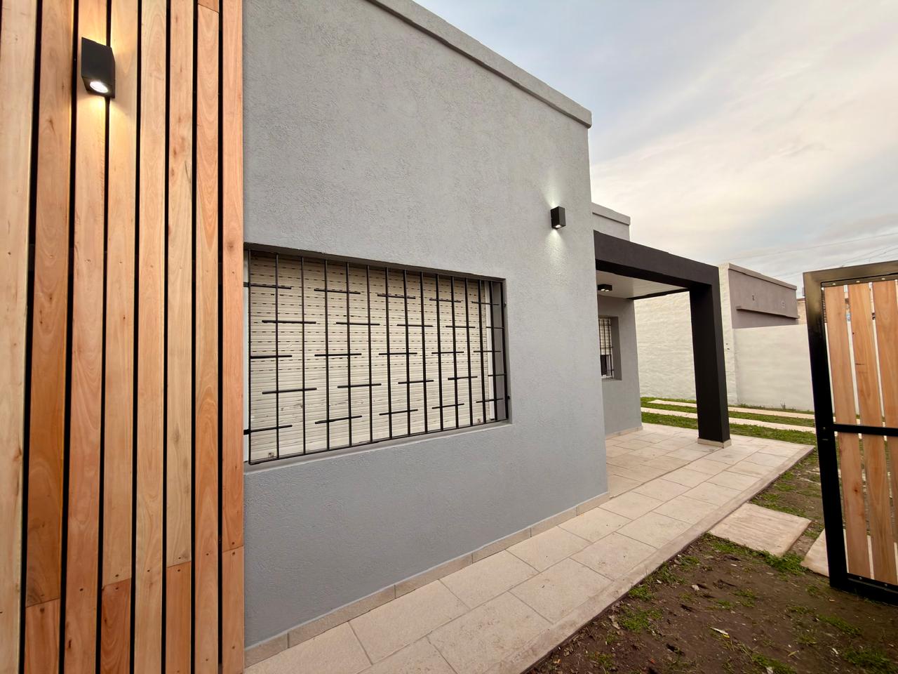 En Venta- Casa luminosa, con espacio verde a minutos del centro de Lobos