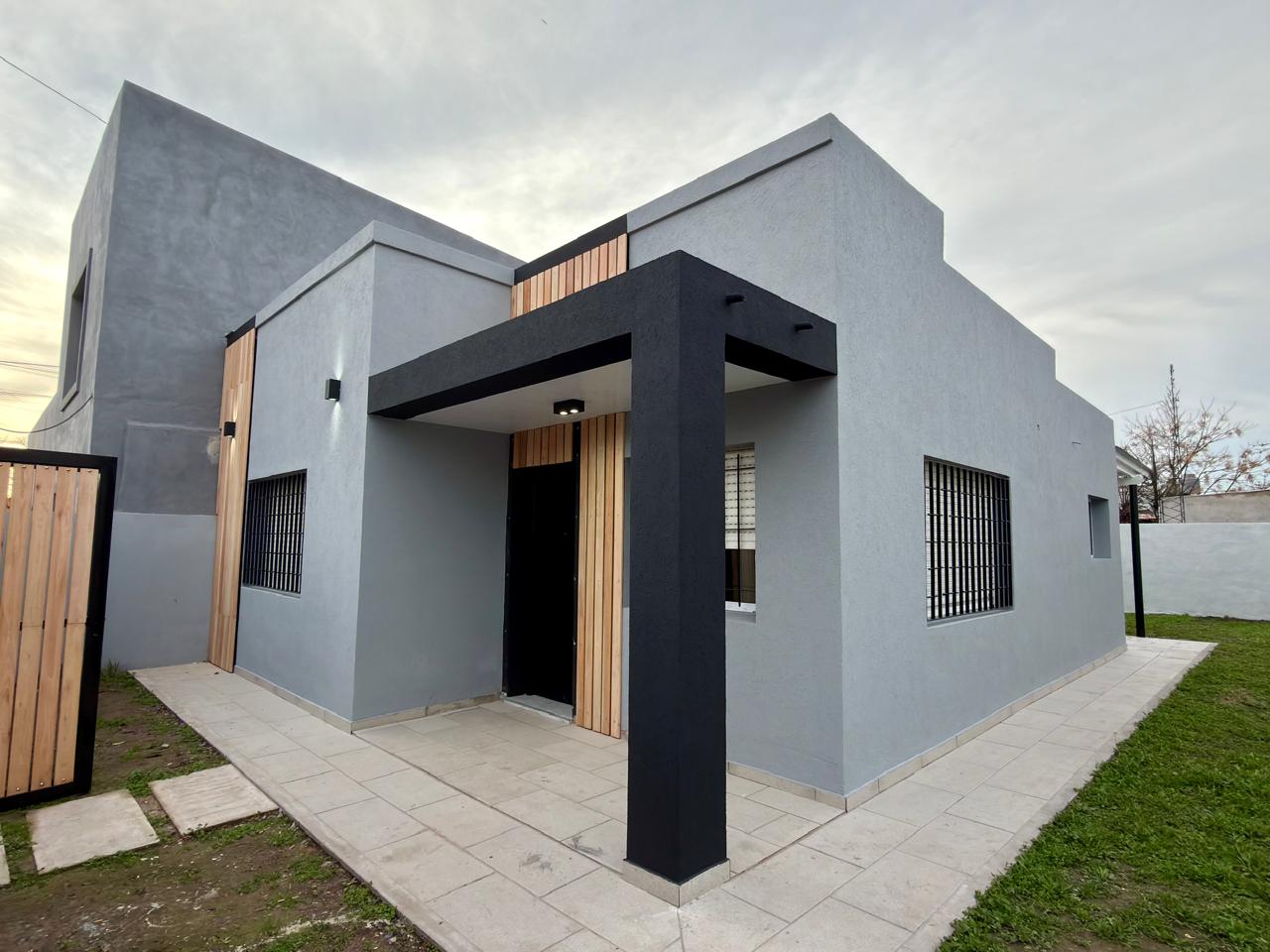 En Venta- Casa luminosa, con espacio verde a minutos del centro de Lobos
